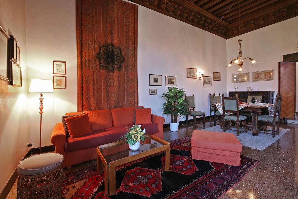 Appartamenti Inside Palazzo Foscarini 威尼斯 外观 照片