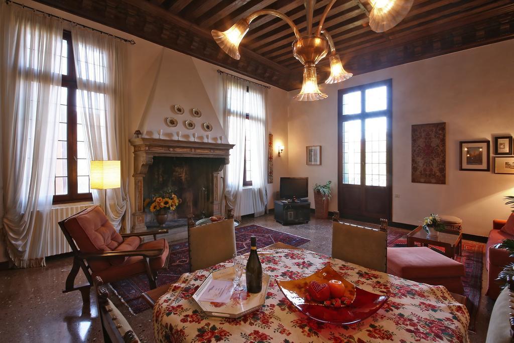 Appartamenti Inside Palazzo Foscarini 威尼斯 外观 照片